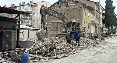 Bina yıkımı sırasında doğal gaz borusundan sızıntı meydana geldi