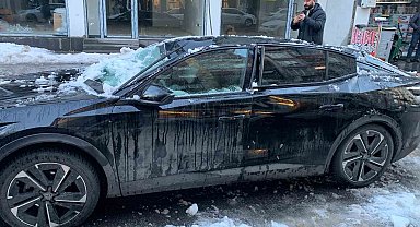 Bingöl'de çatıdan düşen kar otomobile zarar verdi