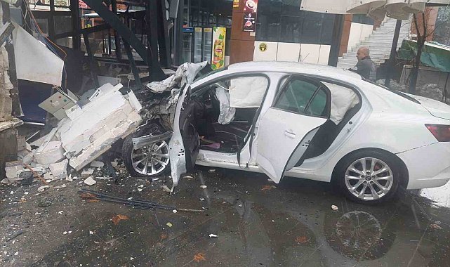 Bingöl'de otomobil iş yerine girdi: 5 yaralı