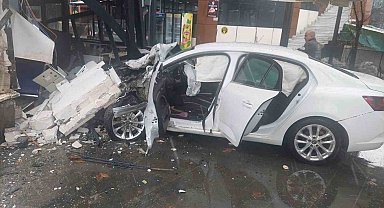 Bingöl'de otomobil iş yerine girdi: 5 yaralı