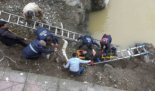 Bisikletiyle ırmağa düşen vatandaş kurtarıldı