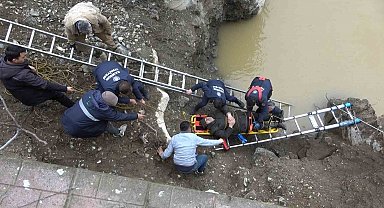 Bisikletiyle ırmağa düşen vatandaş kurtarıldı