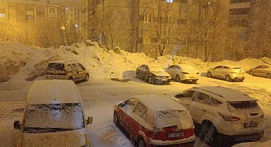 Bitlis'te gece yarısı kar yağışı etkisini arttırdı