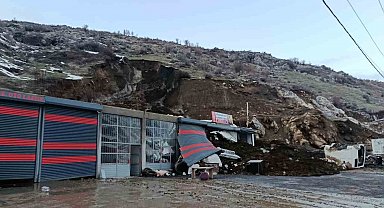 Bitlis'te heyelan: Sanayi sitesindeki dükkan toprak yığını altında kaldı