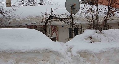 Bitlis'te kar yığınları kardan kaleye dönüştü