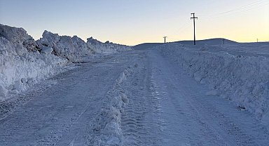 Bitlis'te kardan kapanan köy yolları yeniden açılıyor