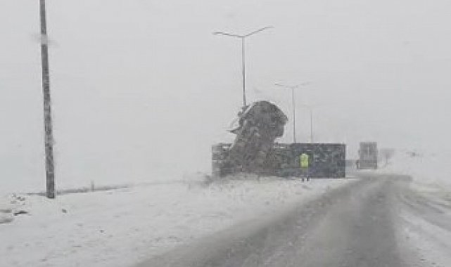 Bitlis'te kontrolden çıkan tır yan yattı