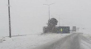 Bitlis'te kontrolden çıkan tır yan yattı