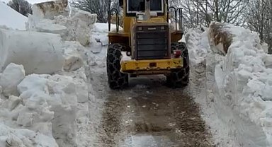 Bitlis'te ulaşım için 5 metrelik kar engelini aştılar
