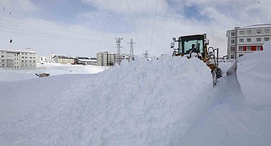 Bitlis'te yoğun karla mücadele çalışması