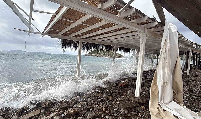 Bodrum sahili savaş alanına döndü: "Fırtına işletmeleri yerle bir etti"
