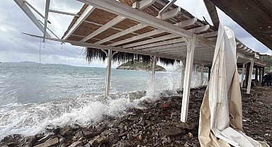 Bodrum sahili savaş alanına döndü: "Fırtına işletmeleri yerle bir etti"