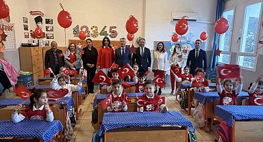 Bodrum'da öğrenciler kırmızı beyaz ay yıldızlı kıyafetlerle eğitime başladı