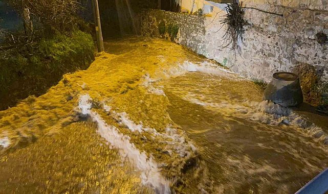 Bodrum'u sağanak vurdu: Araç sürüklendi, evleri su bastı