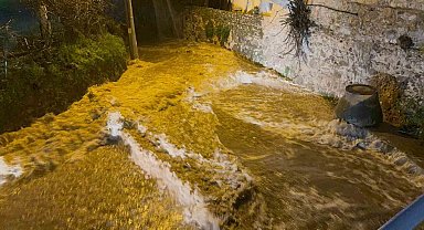 Bodrum'u sağanak vurdu: Araç sürüklendi, evleri su bastı