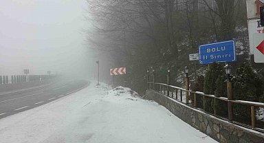 Bolu Dağı'nda hafif kar yağışı ve sis etkili oluyor