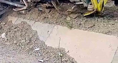 Bolu'da lastiği patlayan hafriyat kamyonu devrildi: 1 yaralı