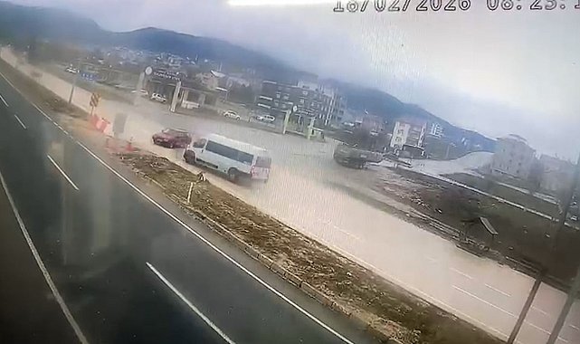 Bolu'da minibüsle çarpışan otomobilin sürücüsü yaralandı: Kaza anı kamerada