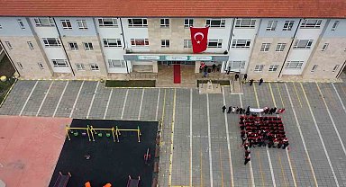 Bolu'da özel öğrencilerden anlamlı bayrak koreografisi