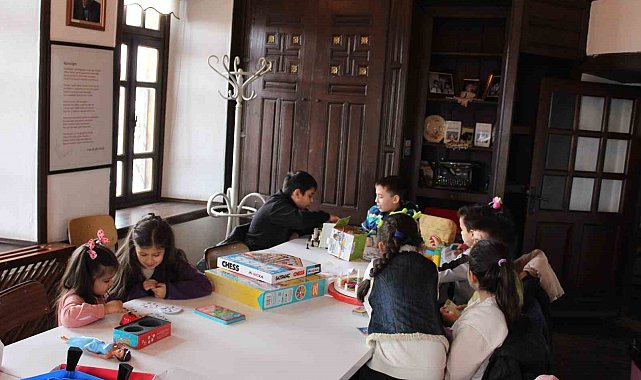 Bor İlçe Halk Kütüphanesi'nden annelere eğitim, çocuklara eğlence