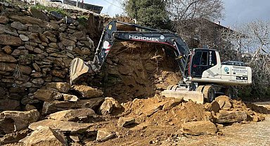 Bozdoğan'da yağmur nedeniyle göçen duvara belediyeden müdahale