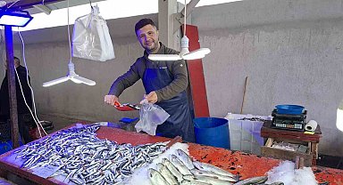 Bu aile üyeleri 60 yıldır ilçe pazarlarında balık satışı yapıyor