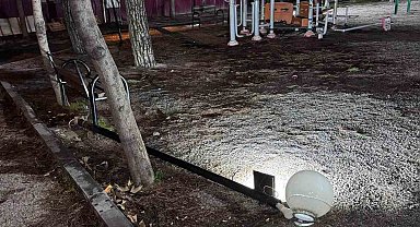 Buldan'da çocuk parkındaki aydınlatma direği tehlike saçıyor