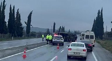 Buldan'da portakal yüklü kamyon refüje devrildi