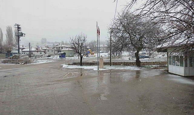 Buldan'ın yüksek kesimlerinde kar yağışı etkili oldu