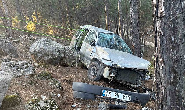 Burdur'da araç şarampole devrildi: 3 yaralı
