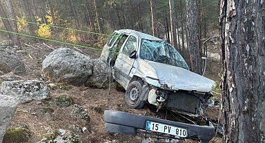 Burdur'da araç şarampole devrildi: 3 yaralı