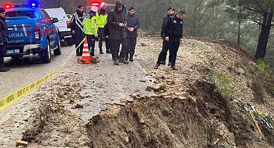 Burdur'da etkili olan yağıştan dolayı yol çöktü