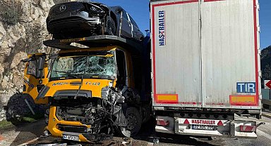 Burdur'da iki tır kafa kafaya çarpıştı: 1'i ağır 2 yaralı