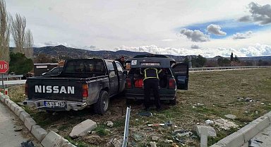 Burdur'da pikap ile otomobil çarpıştı: 3 yaralı