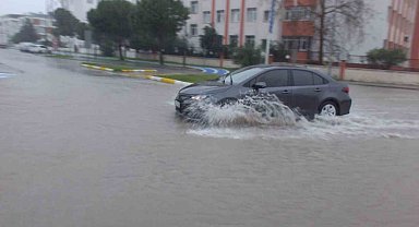 Burhaniye de sağanak yağmur yolları göle çevirdi