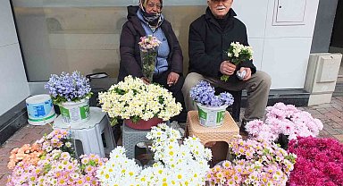 Burhaniye' de çiçekçiler 14 Şubat'ı bekliyor