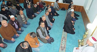 Burhaniye'de ilk teravih de camiler doldu