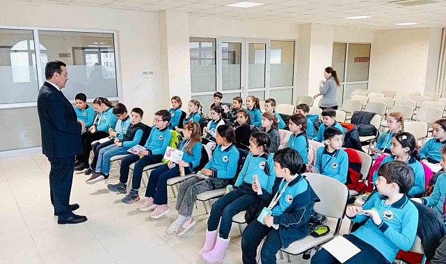 Burhaniye'de Kaymakam Atilla, küçük öğrencileri ağırladı