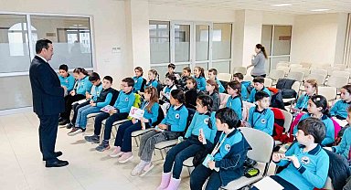 Burhaniye'de Kaymakam Atilla, küçük öğrencileri ağırladı