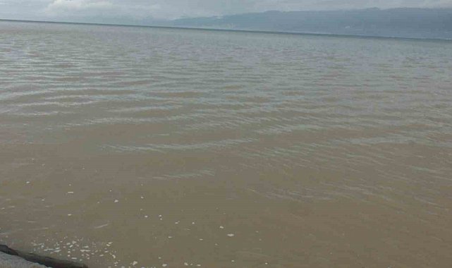 Burhaniye'de sağanak yolları göle çevirirken denizi bulandırdı