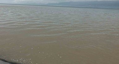 Burhaniye'de sağanak yolları göle çevirirken denizi bulandırdı