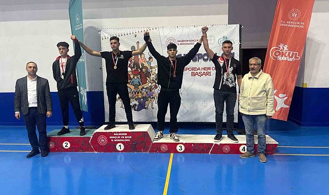 Burhaniyeli genç boksörler Balıkesir'de 8 ödül aldı