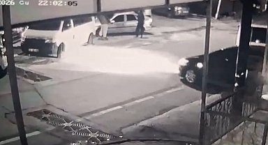 Bursa'da 2 kişinin ağır yaralandığı silahlı saldırı kameraya yansıdı