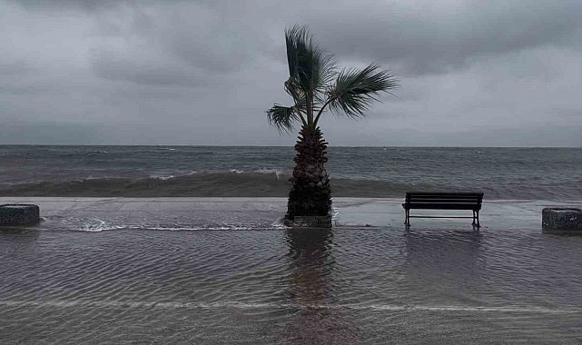 Bursa'da denizle kara birleşti, sokaklar göle döndü