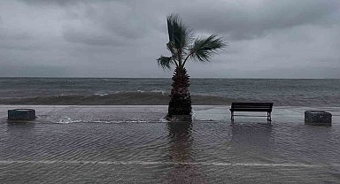 Bursa'da denizle kara birleşti, sokaklar göle döndü