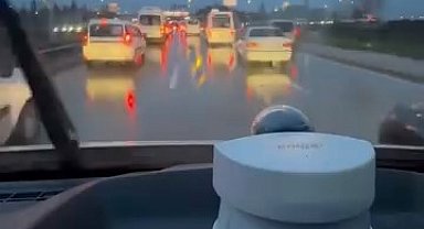 Bursa'da göz dolduran anlar, onlarca sürücü yol verdi