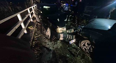 Bursa'da iki otomobil kafa kafaya çarpıştı: 3 yaralı