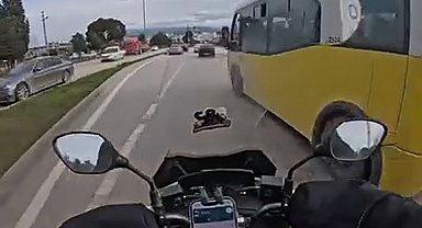 Bursa'da otobüs motosikletlinin önüne kırdı