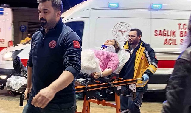 Bursa'da otomobil duvara çarptı: 2 yaralı