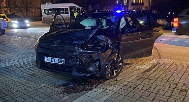 Bursa'da otomobil ile minibüs çarpıştı: 9 yaralı